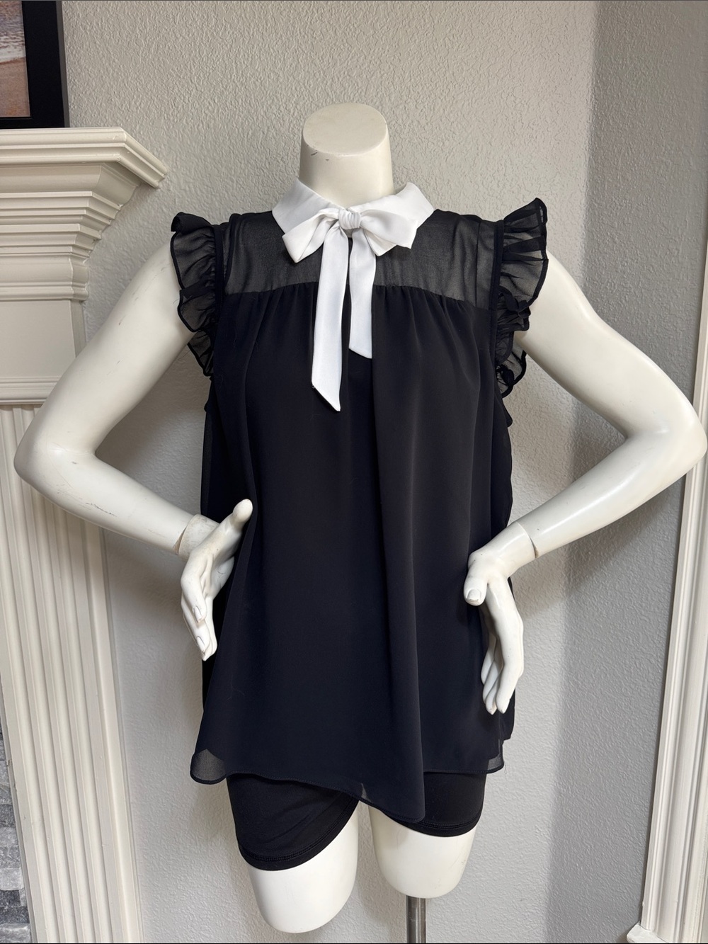 Cece Flutter Sleeve bow-collared blouse - Size Medium